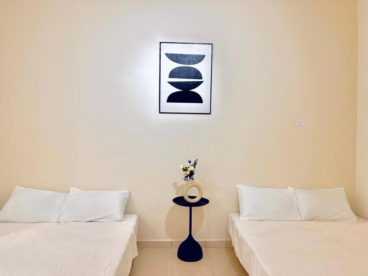 Homestay Heysnowy 8-15Pax #Freenetflix #Gated & Guarded #Water Dispenser #4 Bedrooms Kluang