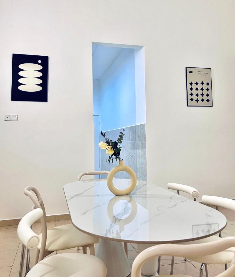 Heysnowy 8-15Pax #Freenetflix #Gated & Guarded #Water Dispenser #4 Bedrooms Homestay
