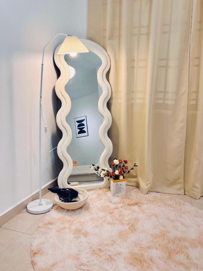 Heysnowy 8-15Pax #Freenetflix #Gated & Guarded #Water Dispenser #4 Bedrooms Homestay Kluang