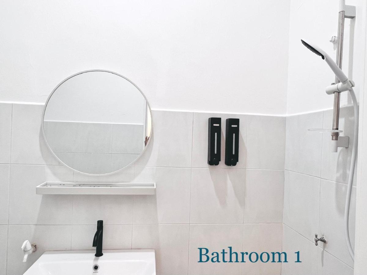 Heysnowy 8-15Pax #Freenetflix #Gated & Guarded #Water Dispenser #4 Bedrooms Kluang