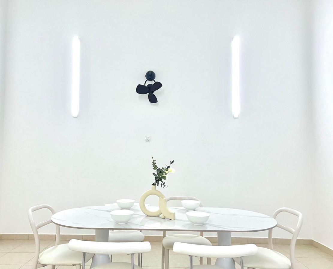 Heysnowy 8-15Pax #Freenetflix #Gated & Guarded #Water Dispenser #4 Bedrooms Homestay *