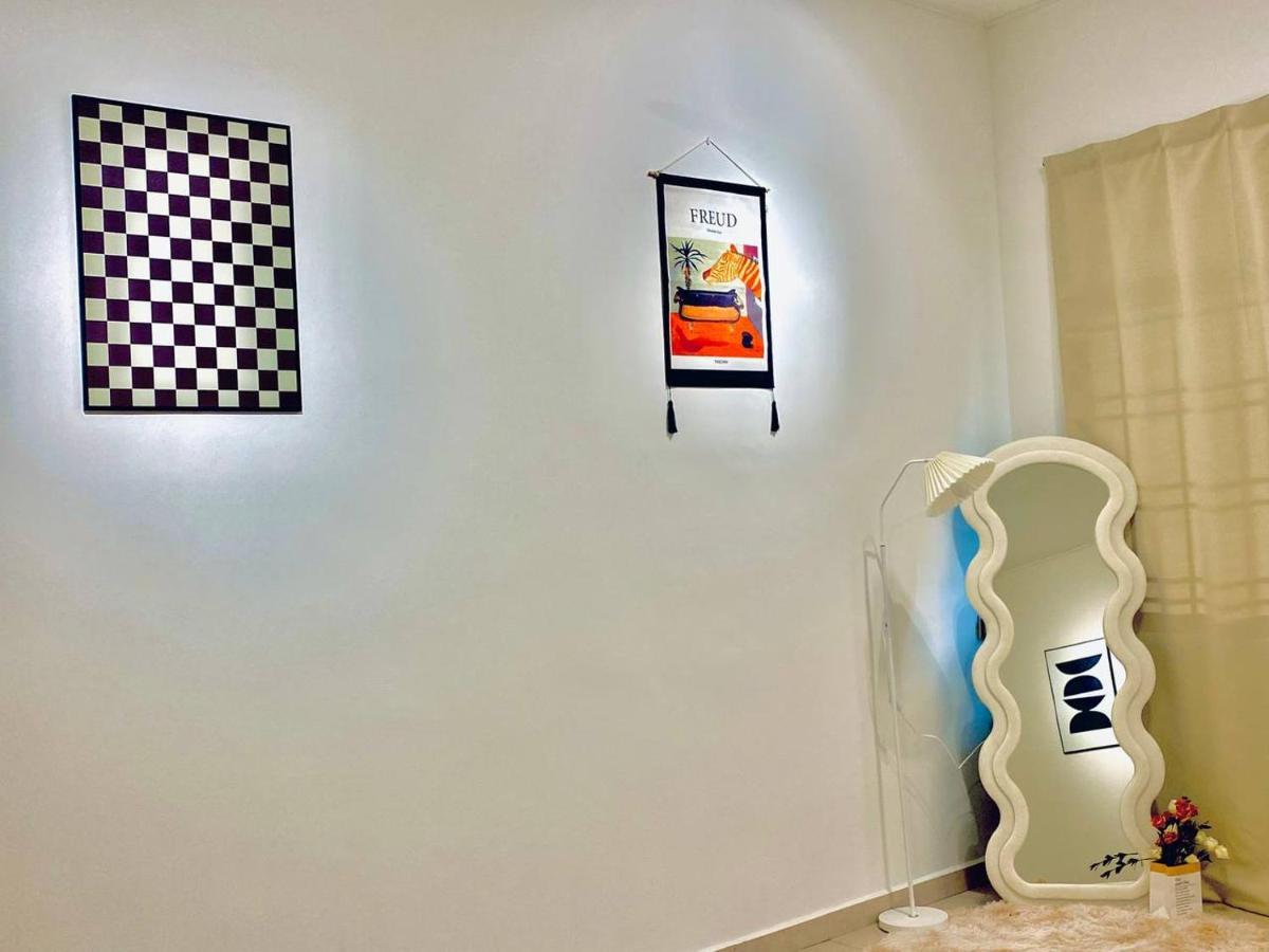 Heysnowy 8-15Pax #Freenetflix #Gated & Guarded #Water Dispenser #4 Bedrooms * Kluang