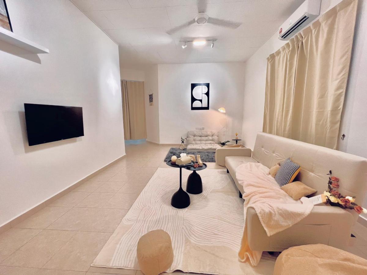 Homestay Heysnowy 8-15Pax #Freenetflix #Gated & Guarded #Water Dispenser #4 Bedrooms *