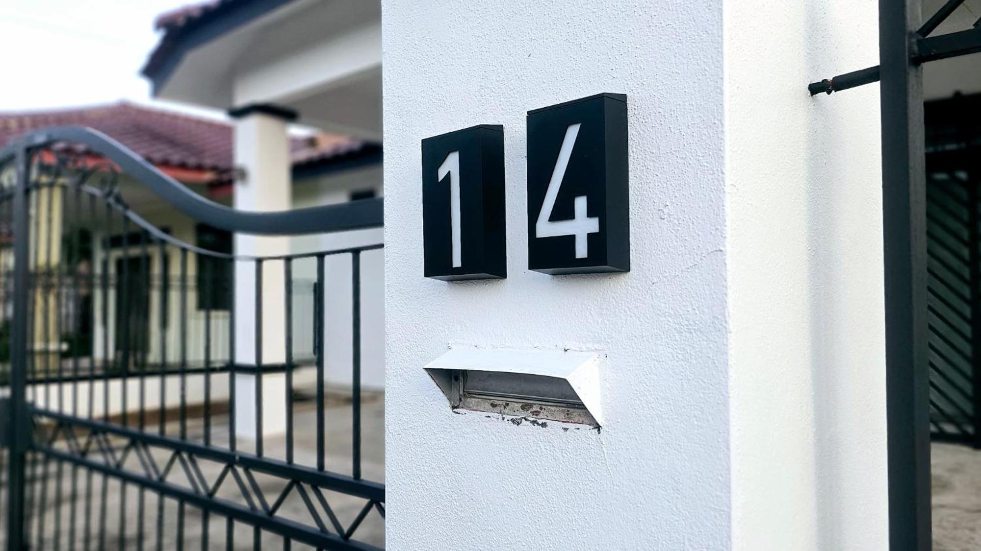 Homestay Heysnowy 8-15Pax #Freenetflix #Gated & Guarded #Water Dispenser #4 Bedrooms Kluang
