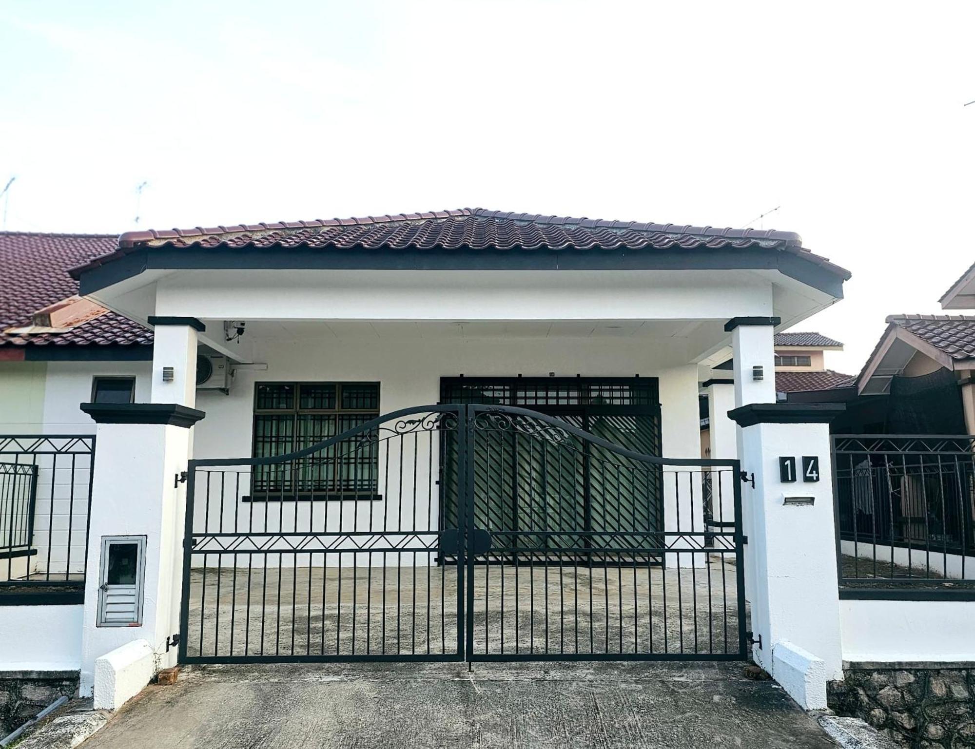 Heysnowy 8-15Pax #Freenetflix #Gated & Guarded #Water Dispenser #4 Bedrooms Kluang